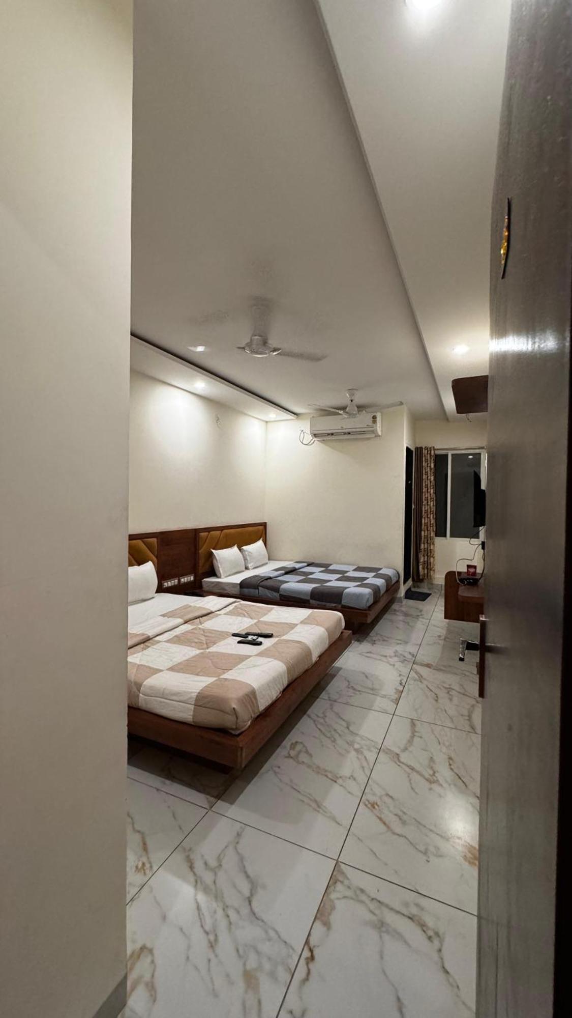 Hotel Prakasham Ujjain Eksteriør billede