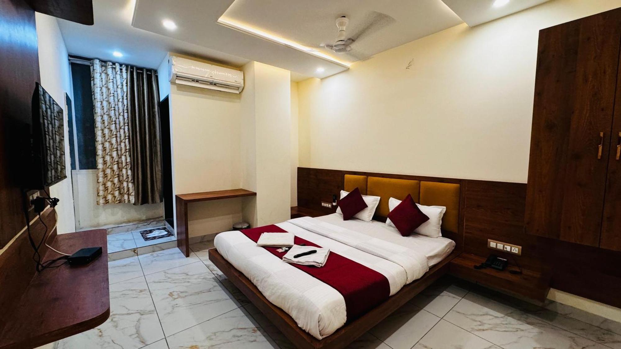 Hotel Prakasham Ujjain Eksteriør billede